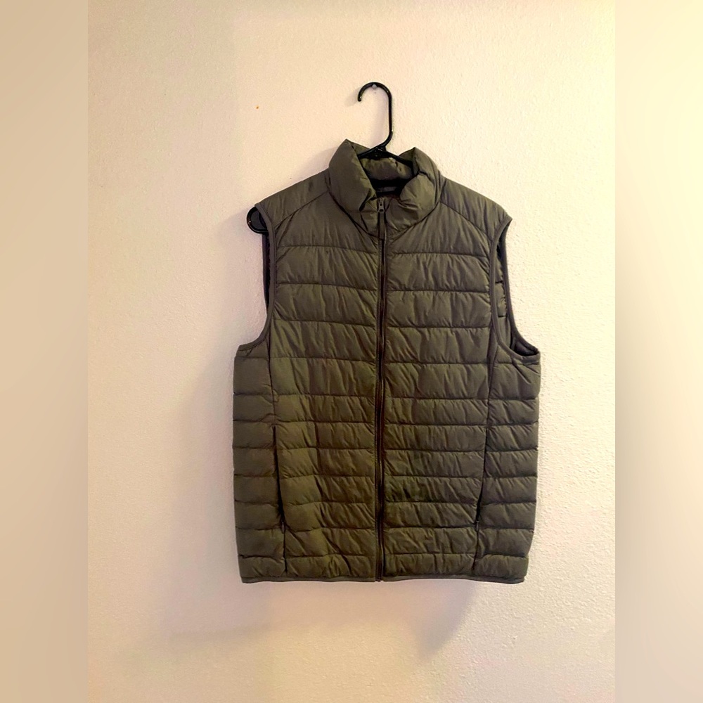 Men’s gray puffer vest